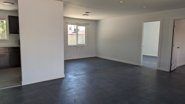 Building Photo - 5633 W Sells Dr