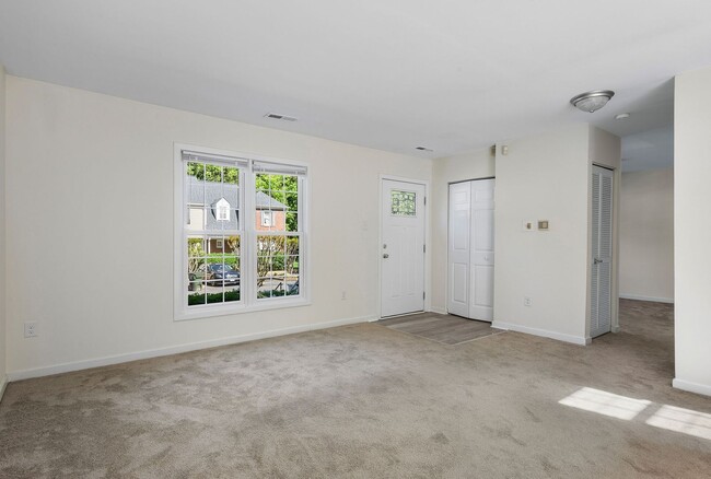 Building Photo - DARLING TOWNHOUSE IN WESTOVER HILLS