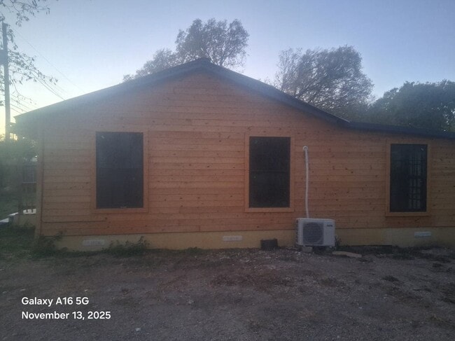 Foto del edificio - 6106 Kasper St