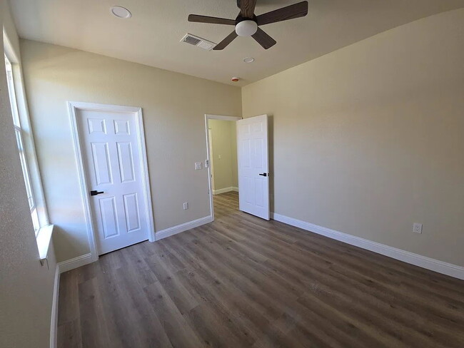 Building Photo - Cozy, comfortable and large living space for a family