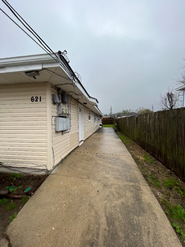 621 S Cumberland St Unit A, River Ridge, LA 70123 Room for Rent in
