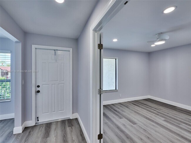 Foto del edificio - 5380 Cedar Lake Dr