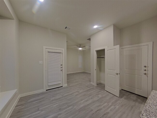 Foto del edificio - 9835 Willow Creek Commerce Dr