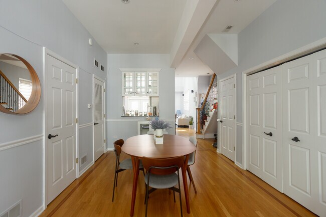 Foto del edificio - 1425 W Henderson St