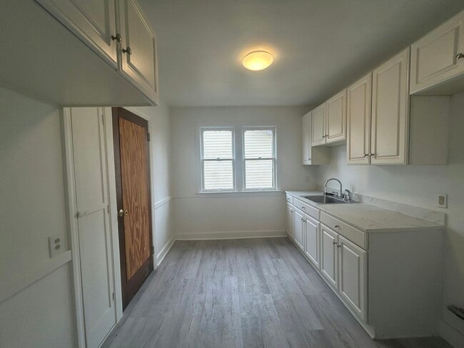 Building Photo - 4401 Buckingham