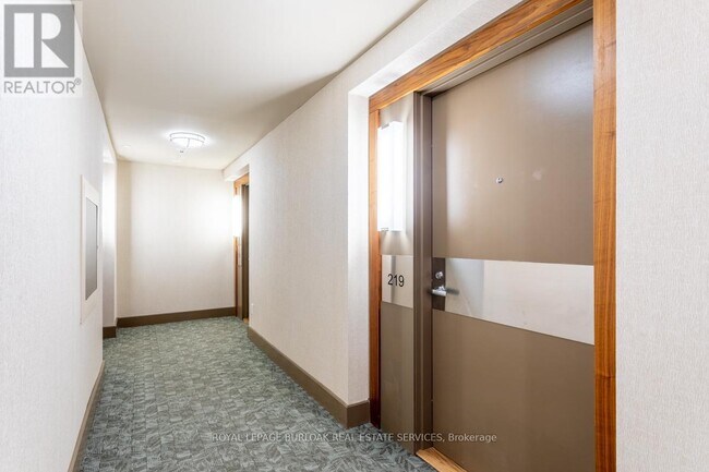 Photo du bâtiment - 3500 Lakeshore Rd W