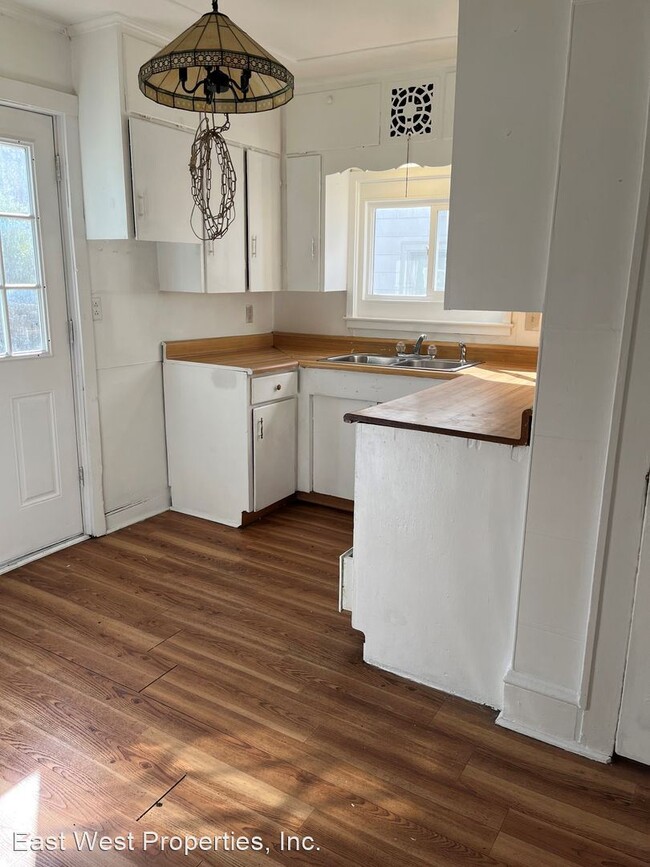 Building Photo - 3 br, 1 bath House - 2 Mann St.
