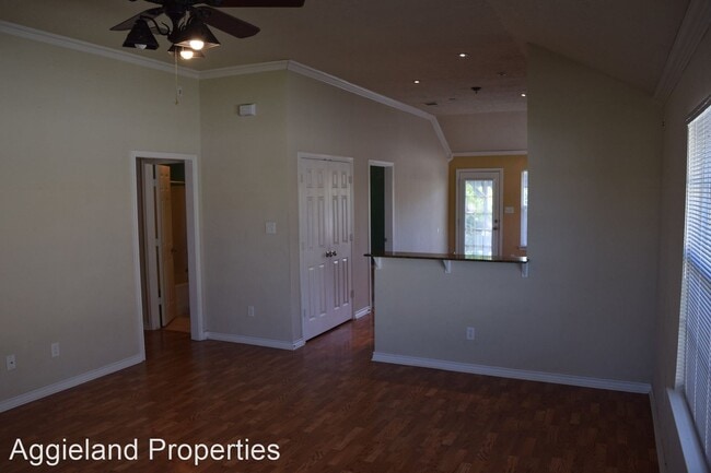 Building Photo - 3 br, 2 bath House - 907 Crested Point