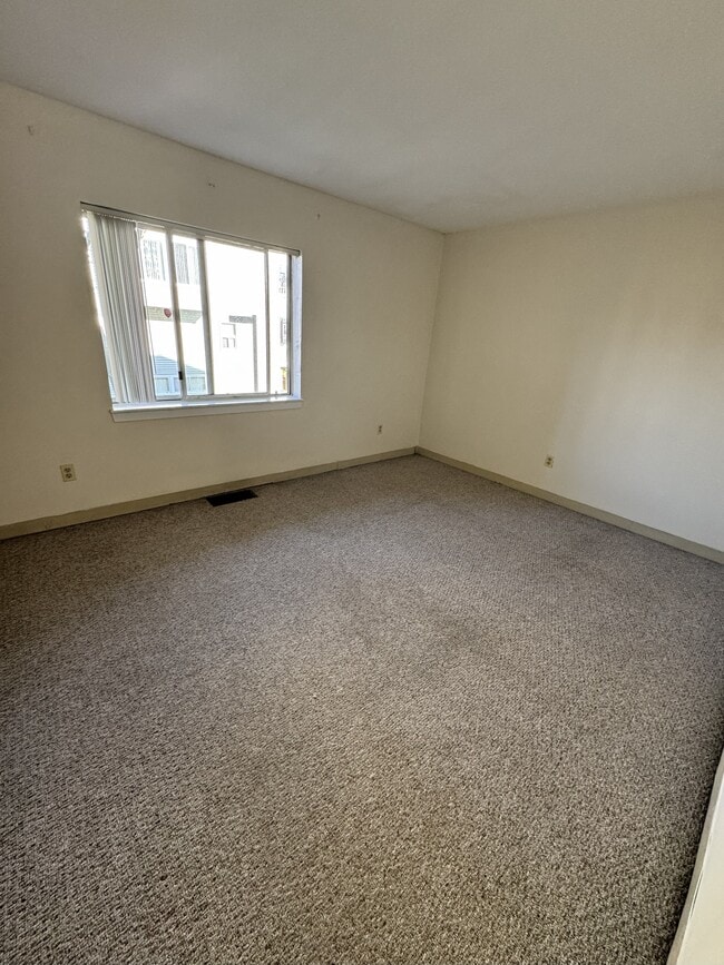 Building Photo - 142 North Beacon St