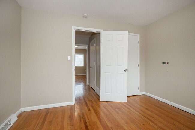Foto del edificio - 2 BED 1.5 BATH CONDO IN WARRENSVILLE HEIGHTS!