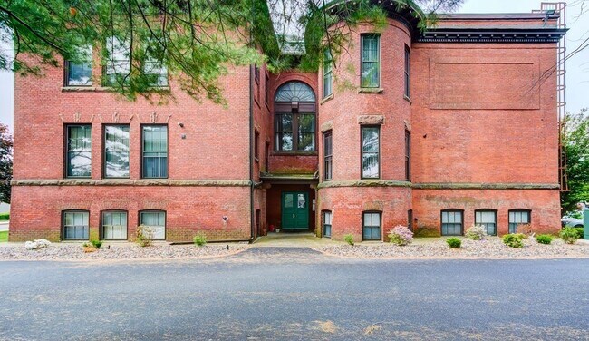 Building Photo - 321 Plantation St