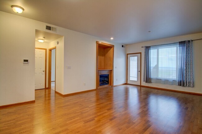 Foto del edificio - Spacious 2 Bed 2 Bath Condo with Private Balcony