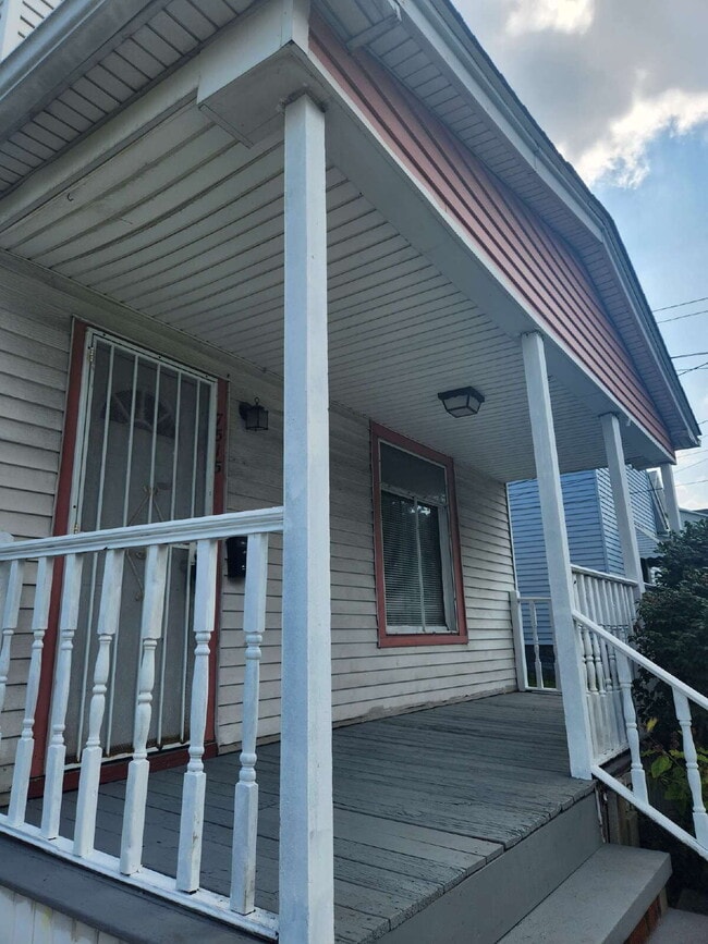 Building Photo - "2-Bedroom Duplex Downstairs Unit -Perfect...