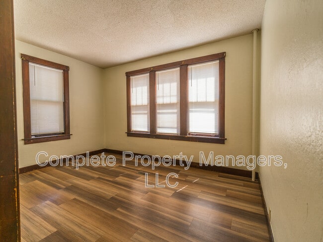 Foto del edificio - 325 E Washington St