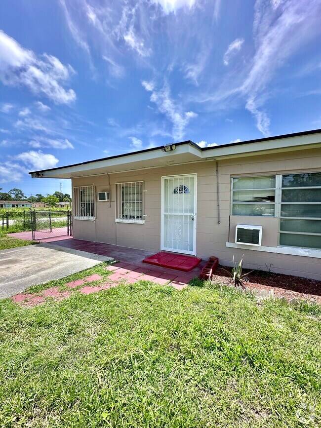 Garden City Farms Apartments for Rent with a Living Room Fort Pierce