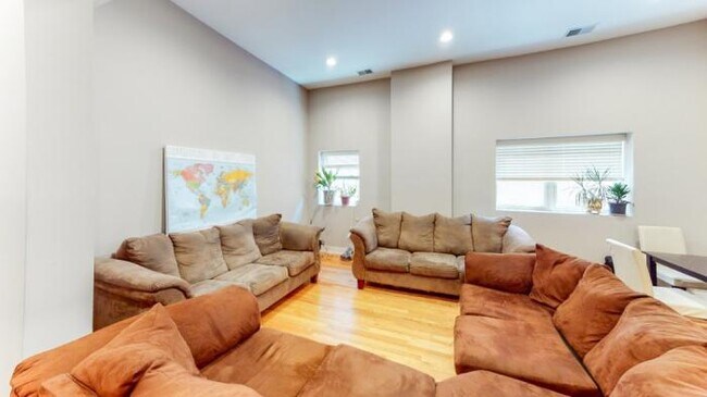 Building Photo - 3 bedroom in CHICAGO IL 60616