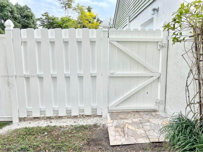 Building Photo - 2731 Cypress Ave