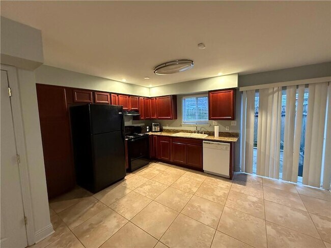 Foto del edificio - 3213 Golden Dr
