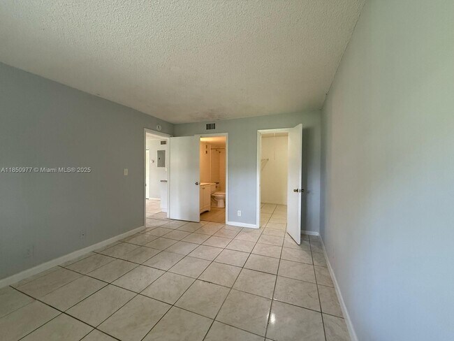 Building Photo - 2018 NW 43 Terrace