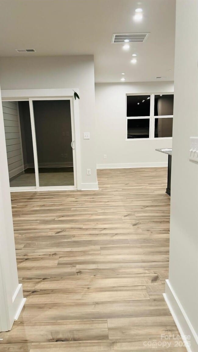 Building Photo - 9508 Munsing Dr