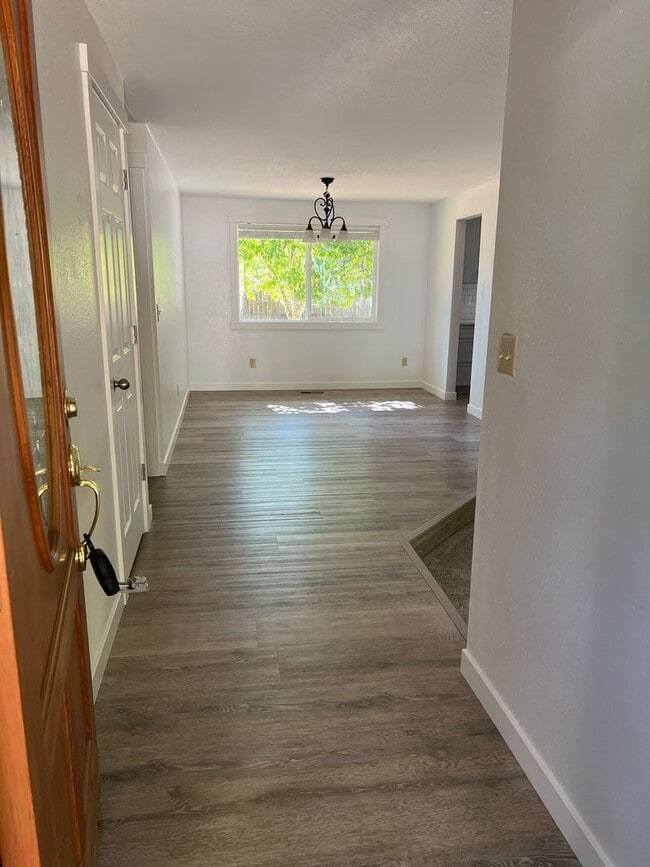 Building Photo - Newly Remodeled - Light & Bright  Home in ...