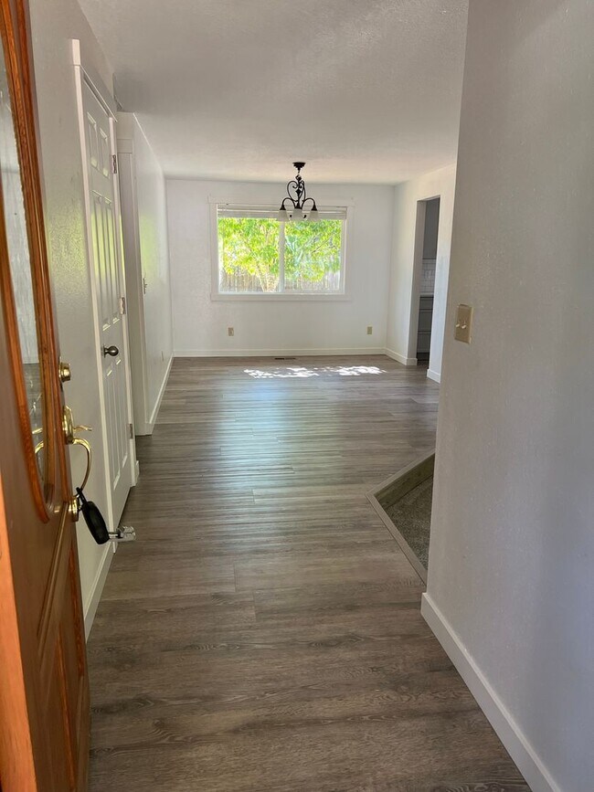 Foto del edificio - Newly Remodeled - Light & Bright  Home in ...