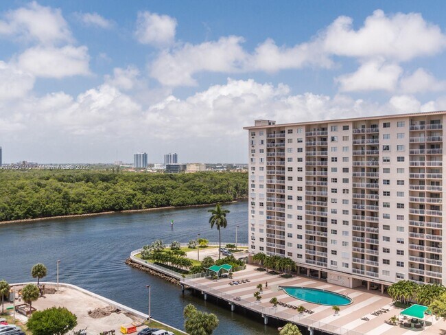 Foto del edificio - 500 Bayview Dr