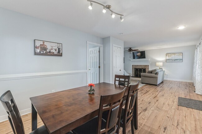 Building Photo - Spacious 3/2.5 w/ large fenced backyard