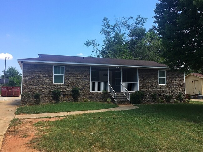 Adorable 3 Bedroom, 2 Bath Ranch Near Donaldson Center!! - Adorable 3 Bedroom, 2 Bath Ranch  Near Donaldson Center!!