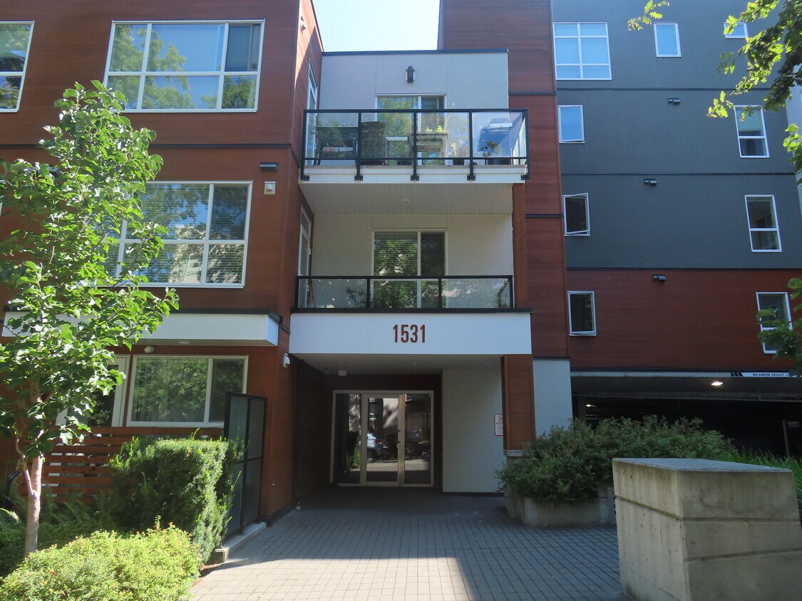 1531 Elford St, Victoria, BC V8R 3X9 Condo for Rent in Victoria, BC