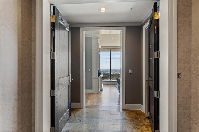 Foto del edificio - 3344 Peachtree Rd NE