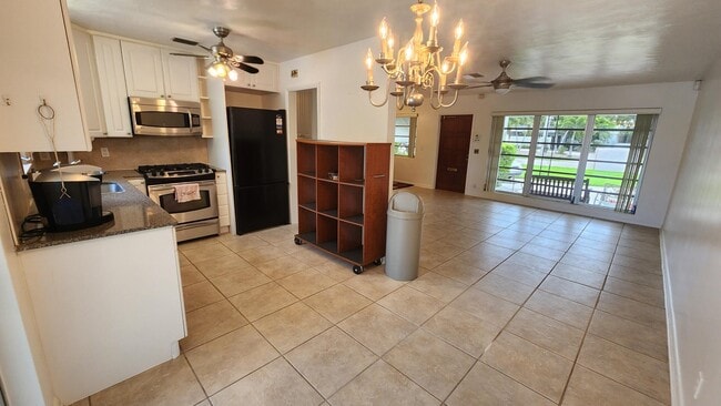 Building Photo - 225 E Ilex Dr