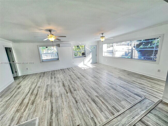 Foto del edificio - 905 NE 111th St