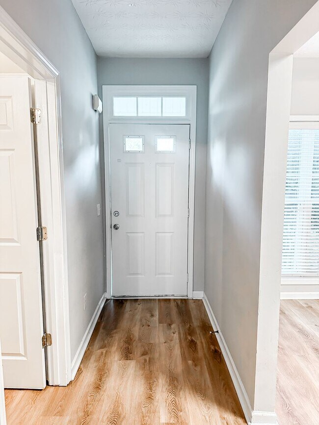 Foto del edificio - Spacious townhome in downtown Dawsonville