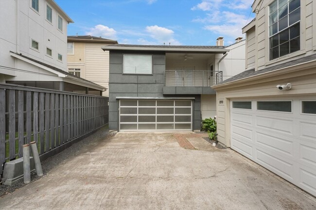 Building Photo - Modern and Sleek Three Bedroom Townhome!