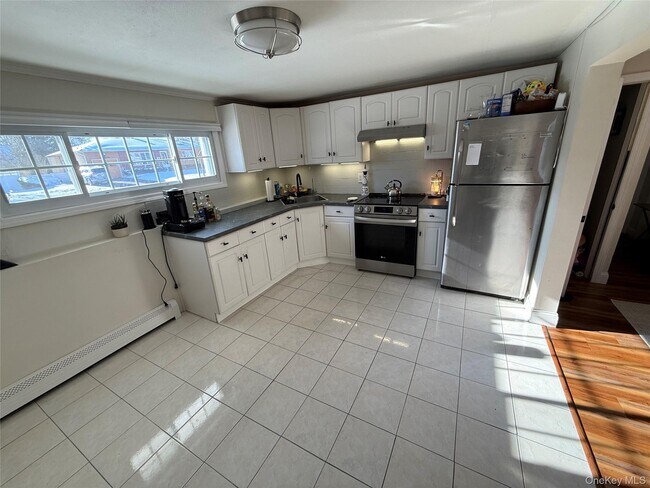 Building Photo - 547 Middle St