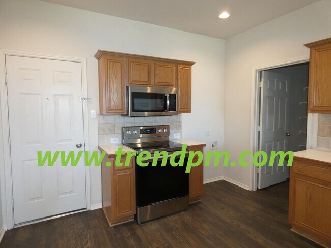 Building Photo - Stunning 4/2.5/2 home close to schools, sh...