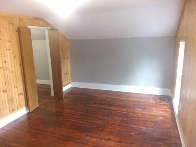 Building Photo - 605 Spring St