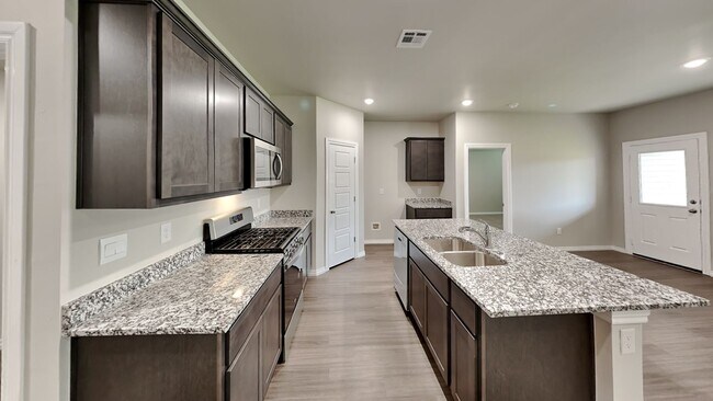 Building Photo - Beautiful LARGE 3 Bedroom 2 Bathroom Home ...