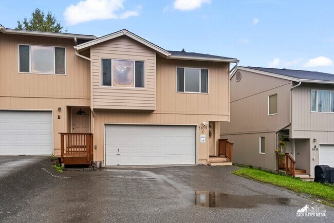 Building Photo - Townhouse — Beautiful 3-Bed / 2-Bath, 2-St...