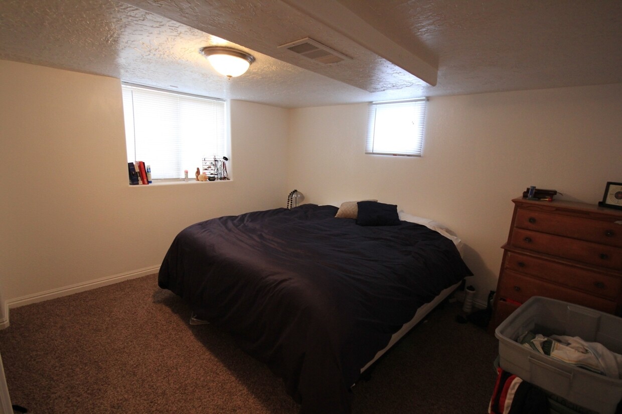 Foto principal - Cute 2 Bed/1 Bath Basement Apartment super...