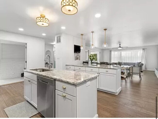 Foto del edificio - 1427 E Springhill Rd