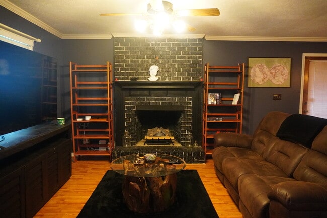 Building Photo - 496 Lindsay Rd
