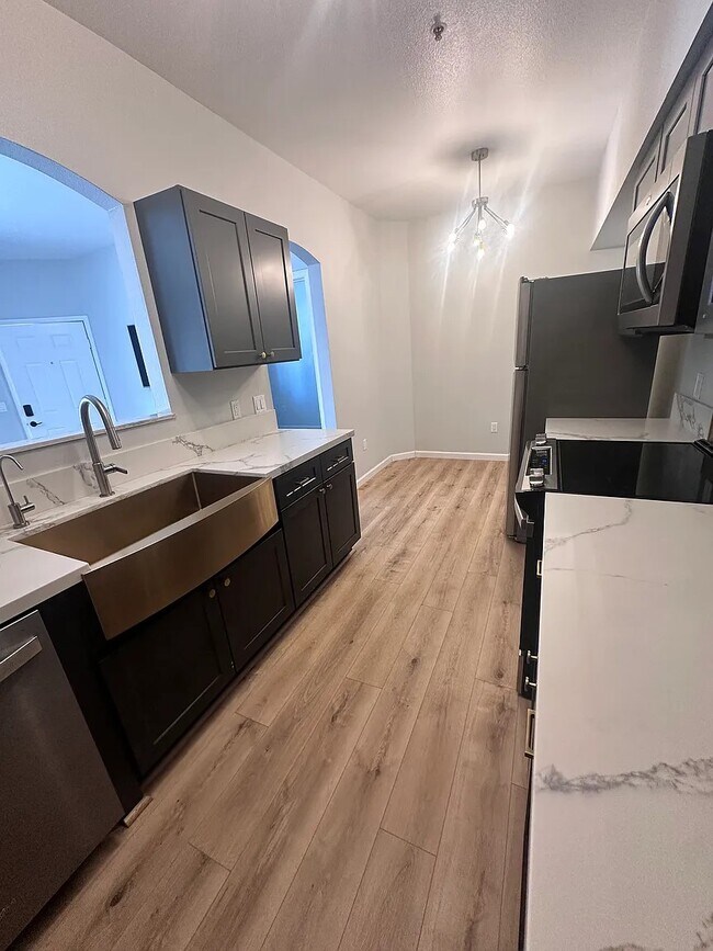 Foto del edificio - 6850 Sharlands Ave