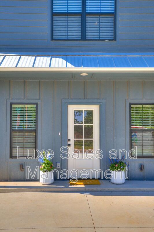 Building Photo - 600 W 2nd St