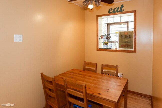 Building Photo - 5446 W Berteau Ave