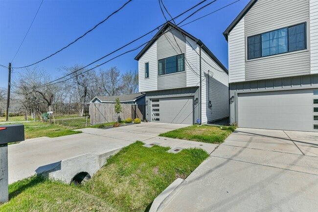 Building Photo - 4211 Nichols St