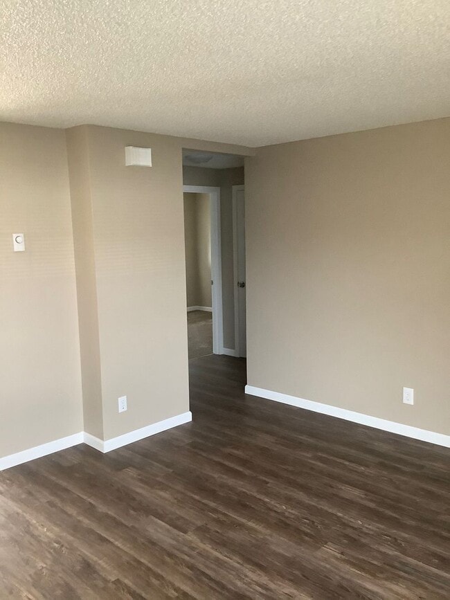 Building Photo - 2081