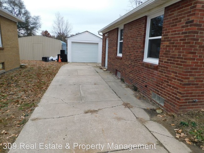 Building Photo - 1106 E War Memorial Dr