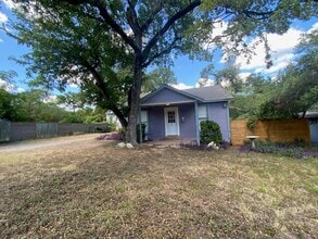Building Photo - 904 Possum Trot St